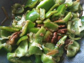倒入肉片和青椒，炒至青椒断生即可