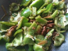 倒入肉片和青椒，炒至青椒断生即可