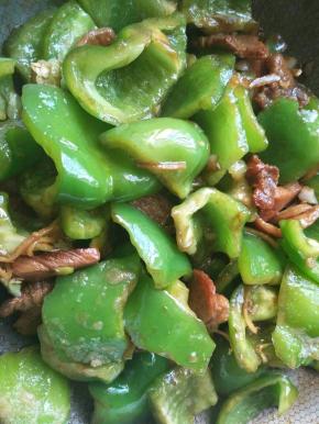 青椒本就可以生吃，不可炒的过火会影响口感