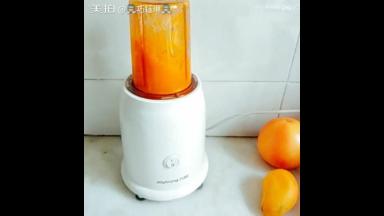 250克芒果肉和纯牛奶一起混合用料理机打成果泥，剩下的芒果切成小块。