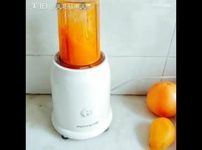 250克芒果肉和纯牛奶一起混合用料理机打成果泥，剩下的芒果切成小块。