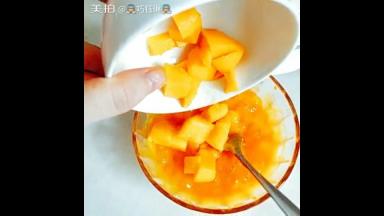 在打好的果泥中加入芒果肉。