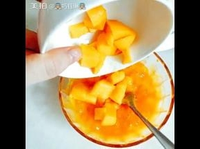 在打好的果泥中加入芒果肉。