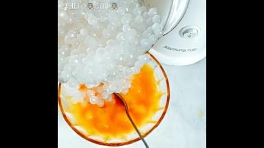 烧开水，西米入锅煮十五分钟再盖盖子闷十五分钟捞出。煮好的西米加入芒果泥中。