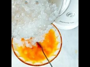 烧开水，西米入锅煮十五分钟再盖盖子闷十五分钟捞出。煮好的西米加入芒果泥中。