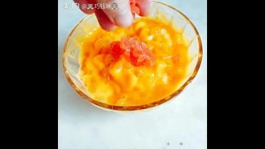 撒上西柚果肉少许，入冰箱冷藏30分钟以上。