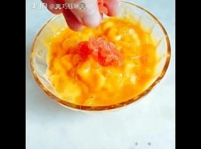 撒上西柚果肉少许，入冰箱冷藏30分钟以上。
