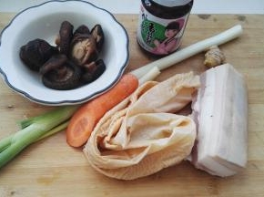 准备好的原料。香菇、人造肉（豆制品）提前泡发淘洗干净。