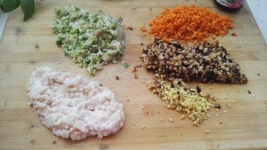 猪肉、香菇、胡萝卜、葱姜、分别剁碎，人造肉（豆制品）切碎。