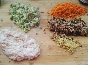 猪肉、香菇、胡萝卜、葱姜、分别剁碎，人造肉（豆制品）切碎。