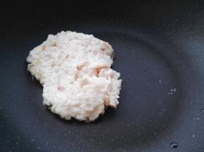 肥肉粒放锅里，中小火熬出油。