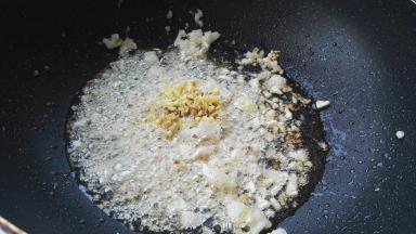 放入姜粒翻炒下。