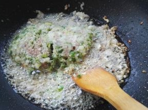放入料酒、猪肉葱碎翻炒下。