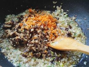放入香菇碎、胡萝卜碎翻炒。