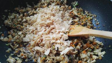 放入人造肉（豆制品）碎翻炒。