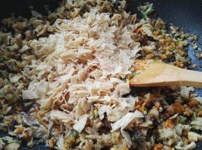 放入人造肉（豆制品）碎翻炒。