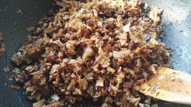 放十三香、盐、一点老抽调味，关火。