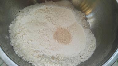 面粉倒盆里，白糖倒边上，挖个洞放入酵母。