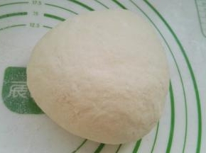 用手和成光滑的面团，取出放揉面垫上。