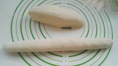 用刮刀从中间切开，分剂，分别搓成长条。