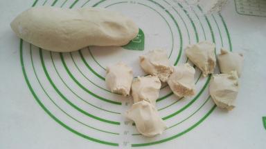 揪成大小均匀的剂子（我是随手揪剂不称量，有点大小不匀）。