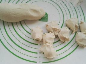 揪成大小均匀的剂子（我是随手揪剂不称量，有点大小不匀）。