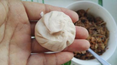 两手协调依次捏褶，封口包严（不会了可以百度包包子视频，能包一块不漏馅就可以了，想包出漂亮的包子需要多练，我包的包子属于包子好吃不在褶上）。