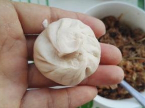 两手协调依次捏褶，封口包严（不会了可以百度包包子视频，能包一块不漏馅就可以了，想包出漂亮的包子需要多练，我包的包子属于包子好吃不在褶上）。