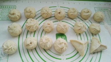 依次包好所有的包子。之前包过两锅包子，馅不够了，剩下的包成糖三角了(糖三角里面包的是： 白糖+少量面粉掺匀，添加面粉是为了防止糖浆烫嘴)。