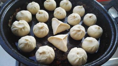 放入包好的包子稍煎制。