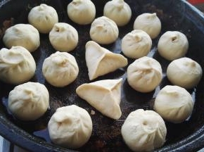 放入包好的包子稍煎制。