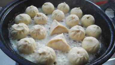 放入稀面水（一点点面粉加水搅合的，这次的面糊水搅的有点稠了。）或者水。到包子的三分之一处就可以。