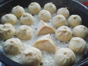 放入稀面水（一点点面粉加水搅合的，这次的面糊水搅的有点稠了。）或者水。到包子的三分之一处就可以。