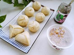 生煎包子搭配杂粮粥，既简单又营养丰富。