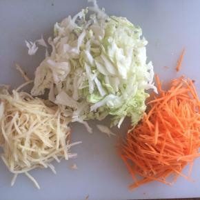 准备食材，卷心菜切丝、胡萝卜切丝、土豆切丝备用。