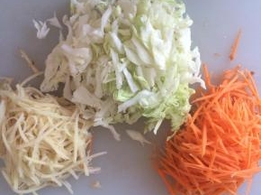 准备食材，卷心菜切丝、胡萝卜切丝、土豆切丝备用。