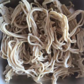 莜面撕成细条。