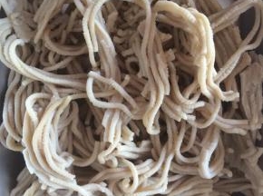 莜面撕成细条。