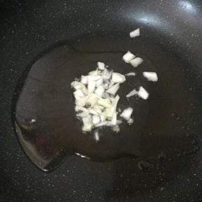 锅内倒入适量食用油，煸香蒜末。