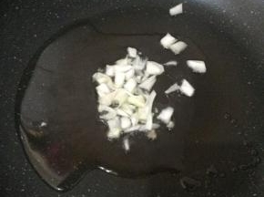 锅内倒入适量食用油，煸香蒜末。