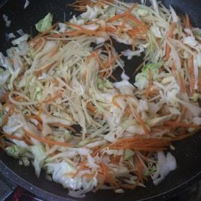 放入蔬菜翻炒。