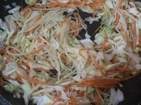 放入蔬菜翻炒。