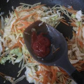 加入番茄酱翻炒。