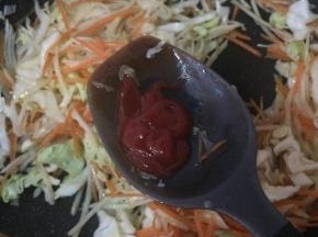加入番茄酱翻炒。
