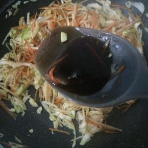 加入适量酱油调色。