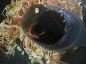 加入适量酱油调色。