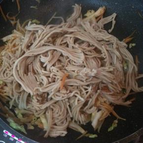 加入莜面丝翻炒均匀。