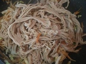 加入莜面丝翻炒均匀。
