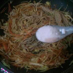 出锅前撒盐、淋一些醋。