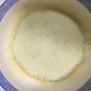 低筋面粉和抹茶粉混合均匀后，过筛筛入蛋黄液中